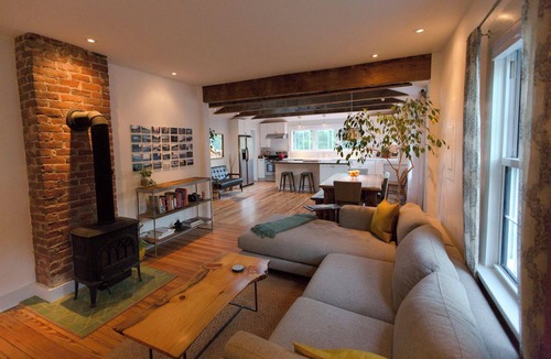 Belmont House | 3-Bedroom Modern Farmhouse with large backyard in downtown Charlottesville