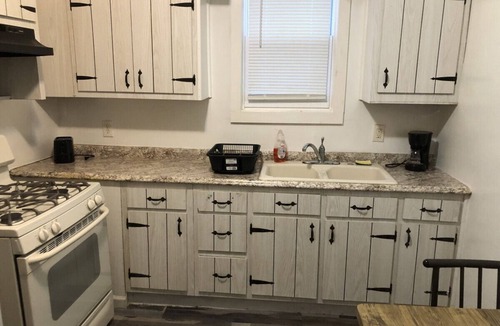 Elizabeth Apartment | 3-bedroom private apartment EWR 15-minutes away