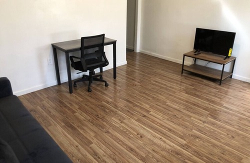 Elizabeth Apartment | 3-bedroom private apartment EWR 15-minutes away