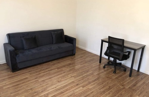 Elizabeth Apartment | 3-bedroom private apartment EWR 15-minutes away