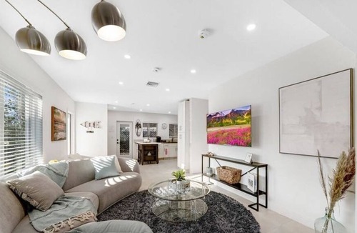 Poinsettia Heights Apartment | 3 Bedroom Single family 625230 by Houzlet