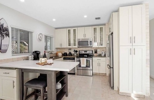 Poinsettia Heights Apartment | 3 Bedroom Single family 625230 by Houzlet