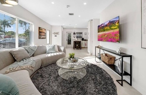 Poinsettia Heights Apartment | 3 Bedroom Single family 625230 by Houzlet