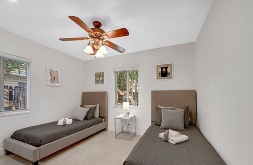 Poinsettia Heights Apartment | 3 Bedroom Single family 625230 by Houzlet