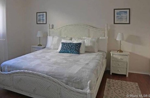 Dania Beach Apartment | 3 Bedroom Single family 235122 by Houzlet