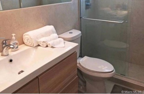 Dania Beach Apartment | 3 Bedroom Single family 235122 by Houzlet