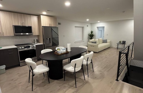 Whitman House | 3-Beds South Philadelphia Gem Near Center City, Stadiums & Philadelphia Airport
