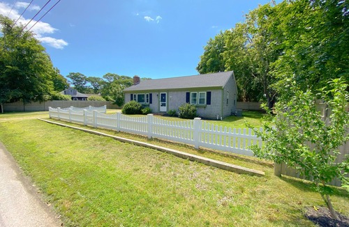 East Falmouth House | 3 BR, 1.5 Bath, OD shower - 4 Min. Dr To Beaches & 8 Min. to Island Queen Ferry!