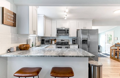 Bayview House | 3 BR Beach Bungalow Minutes to the Beach! Dogs Allowed! 30 + days
