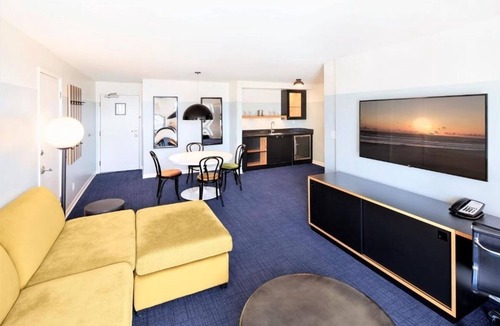 Venice Hotel | 3 Couple Beachside Suite near LAX Minutes from Local Attractions, Free Breakfast