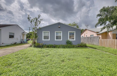 Royal Poinciana House | 3 Mi to Beach: Quaint Home w/Patio in Hollywood