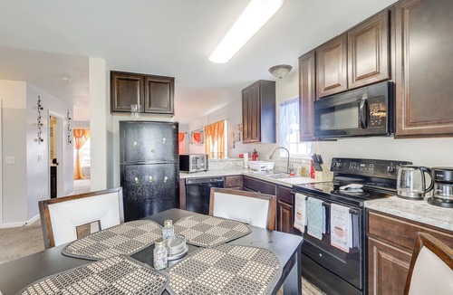 Dover House | 3 Mi to Dtwn: Townhome w/Deck in Dover