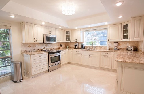 Boca Raton House | 3 Miles to Beach- East Boca Free WIFI- Screened-in Heated Pool- Sleeps up to 6