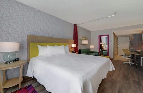 West Palm Beach Hotel | 3 Pet-Friendly King Studios w/Outdoor Pool, 3.2mi West Palm GreenMarket