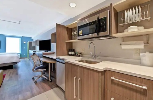 West Palm Beach Hotel | 3 Pet-Friendly King Studios w/Outdoor Pool, 3.2mi West Palm GreenMarket