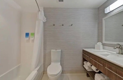 West Palm Beach Hotel | 3 Pet-Friendly King Studios w/Outdoor Pool, 3.2mi West Palm GreenMarket