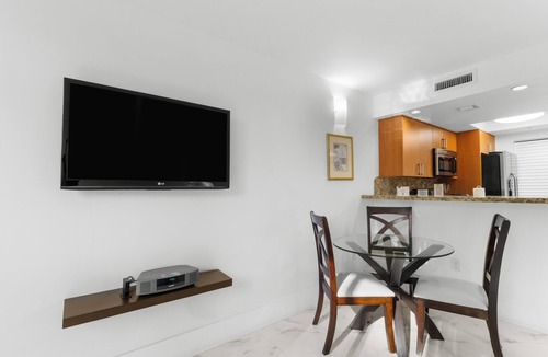 Coconut Grove Hotel | 3 Relaxing Units| Spacious Flat with Gym & Steam Room | 2.0 mi to Miracle Mile
