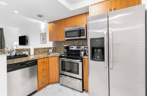 Coconut Grove Hotel | 3 Relaxing Units| Spacious Flat with Gym & Steam Room | 2.0 mi to Miracle Mile