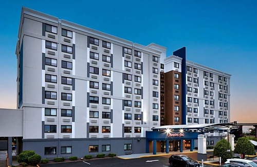 Newark Hotel | 3-Star Hotel ∙ Hampton Inn Newark Airport