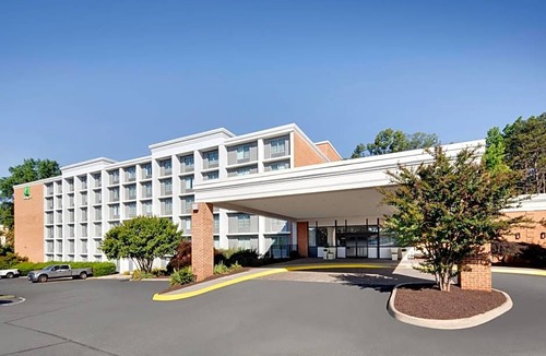 Charlottesville Hotel | 3-Star Hotel ∙ Holiday Inn University Area Charlottesville, an IHG Hotel