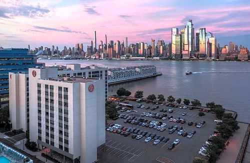 Weehawken Hotel | 3-Star Hotel ∙ Sheraton Lincoln Harbor Hotel