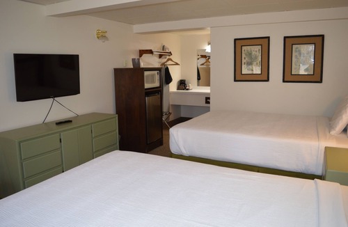 Columbia Falls Hotel | #30- TWO QUEEN BEDS in enjoyable Columbia Falls with WiFi, AC, 20m mi to GNP!