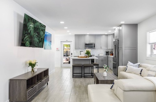 Lauderdale-by-the-Sea Resort | 300 STEPS TO WHITE SAND BEACH /HEATED POOL /HOT TUB/MONTHLY SUMMER SPCLS - H4