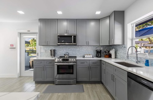 Lauderdale-by-the-Sea Resort | 300 STEPS TO WHITE SAND BEACH /HEATED POOL /HOT TUB/MONTHLY SUMMER SPCLS - H4