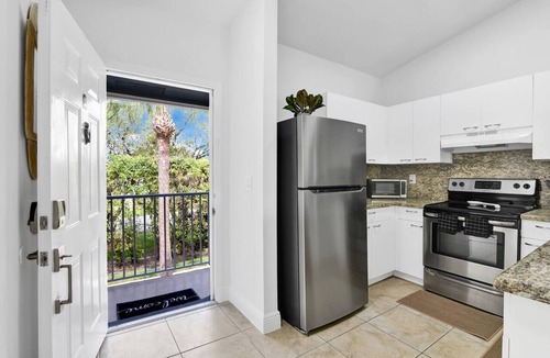 Mission Bay Apartment | 310C - Boca Retreat w/Pool, Parking, Near Evert Tennis & Shops