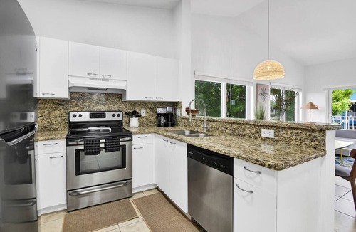 Mission Bay Apartment | 310C - Boca Retreat w/Pool, Parking, Near Evert Tennis & Shops