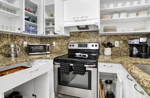 Mission Bay Apartment | 310C - Boca Retreat w/Pool, Parking, Near Evert Tennis & Shops