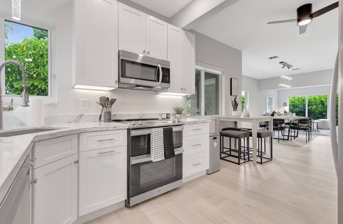 Delray Beach House | 312 | Heated Pool | Tiki Lounge | Putting Green | Freebee Cart |by DelrayNightly