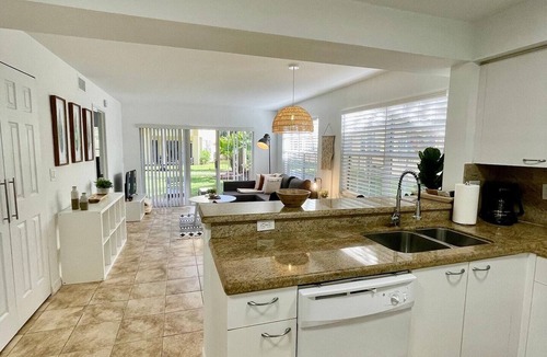Mission Bay Apartment | 340B - Boca Retreat w/Pool, Parking, Near Evert Tennis & Shops