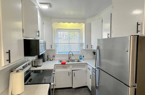 Niagara Falls House | 3500sf, Arcade, 6bdrm, 2 kitchen, 3baths, Parking