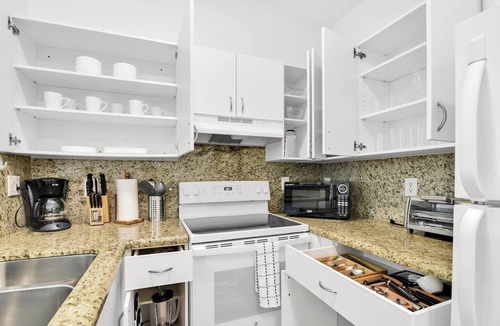 Mission Bay Apartment | 350D - Boca Retreat w/Pool, Parking, Near Evert Tennis & Shops