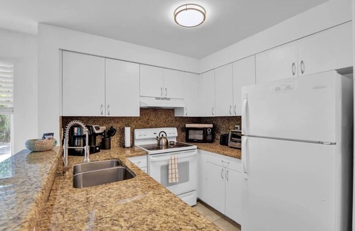 Mission Bay Apartment | 360B - Boca Retreat w/Pool, Parking, Near Evert Tennis & Shops