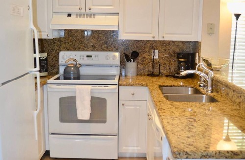 Mission Bay Apartment | 360C – Bright Top-Floor Apartment w/Washer & Dryer, Pool & Parking Near Evert