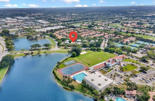 Mission Bay Apartment | 360C – Bright Top-Floor Apartment w/Washer & Dryer, Pool & Parking Near Evert