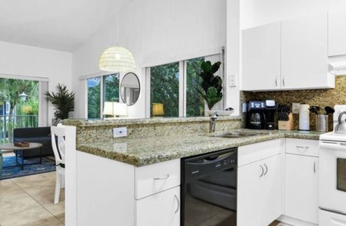 Mission Bay Apartment | 360D - Boca Retreat w/Pool, Parking, Near Evert Tennis & Shops