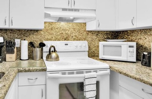 Mission Bay Apartment | 360D - Boca Retreat w/Pool, Parking, Near Evert Tennis & Shops