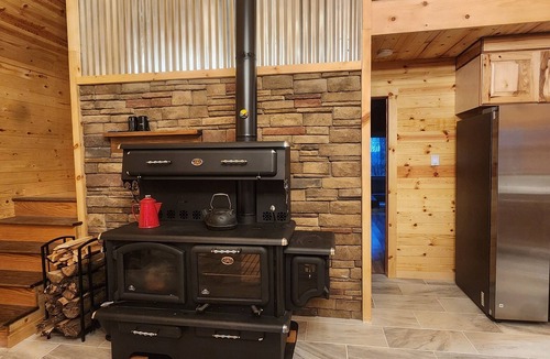 Huttonsville Cabin | 3700ft Off-Grid Solar Cabin in Kumbrabow Forest w/Fireplace & Stars