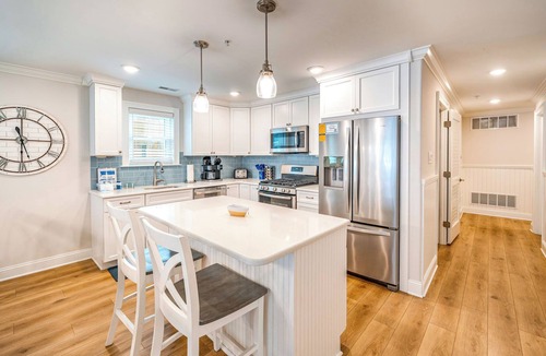 North End Condo | 3BR/2BA Condo- 1.5 Blocks to Ocean City Beach, Boardwalk & Shopping!