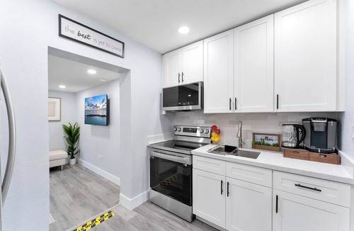 Central Fort Lauderdale House | 3BR 2BA Middle River Palm House in Fort Lauderdale