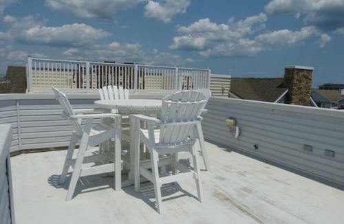 South End House | 3BR/2BA Sunrise and Sunset from Roof deck, 1.5 blocks to the beach