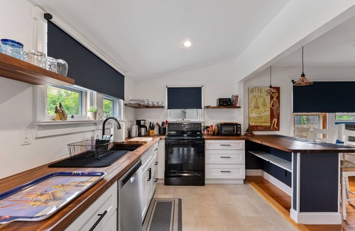 Del Haven Cottage | 3BR Cottage Beach and Bay Hot Tub Fireplace 3-Season Porch Fenced Yard