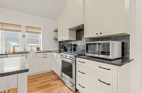 Colington House | 3BR Home near Bay Dr + Decks + Bikes + Kayaks + + Beach Gear + Close to Beach