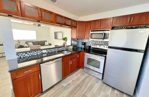 North Andrews Gardens House | 3BR House w/Heated Pool Near Beach Tropical Vibes