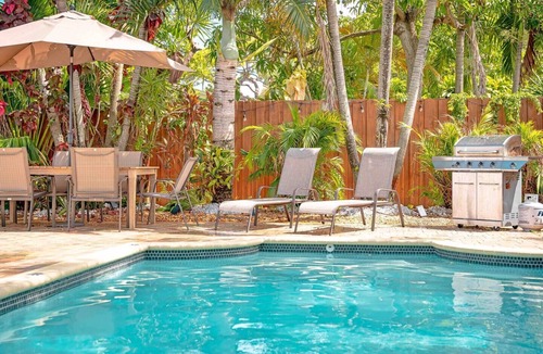 North Andrews Gardens House | 3BR House w/Heated Pool Near Beach Tropical Vibes