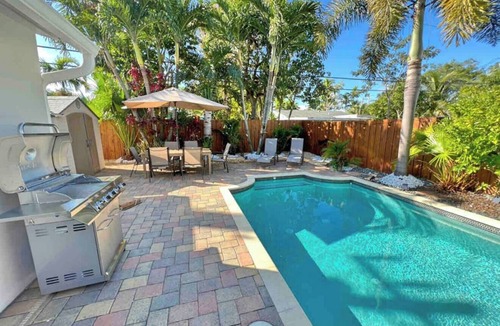 North Andrews Gardens House | 3BR House w/Heated Pool Near Beach Tropical Vibes
