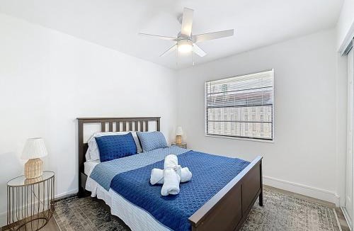 North Lauderdale House | 3BR Lake Front Getaway